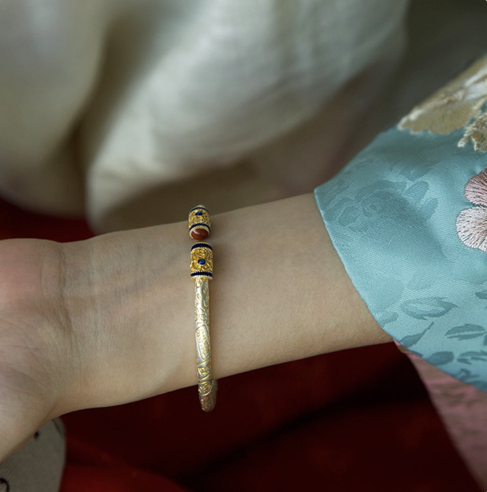 31g palace-style Chinese enamel bangle with solid open-cuff design
