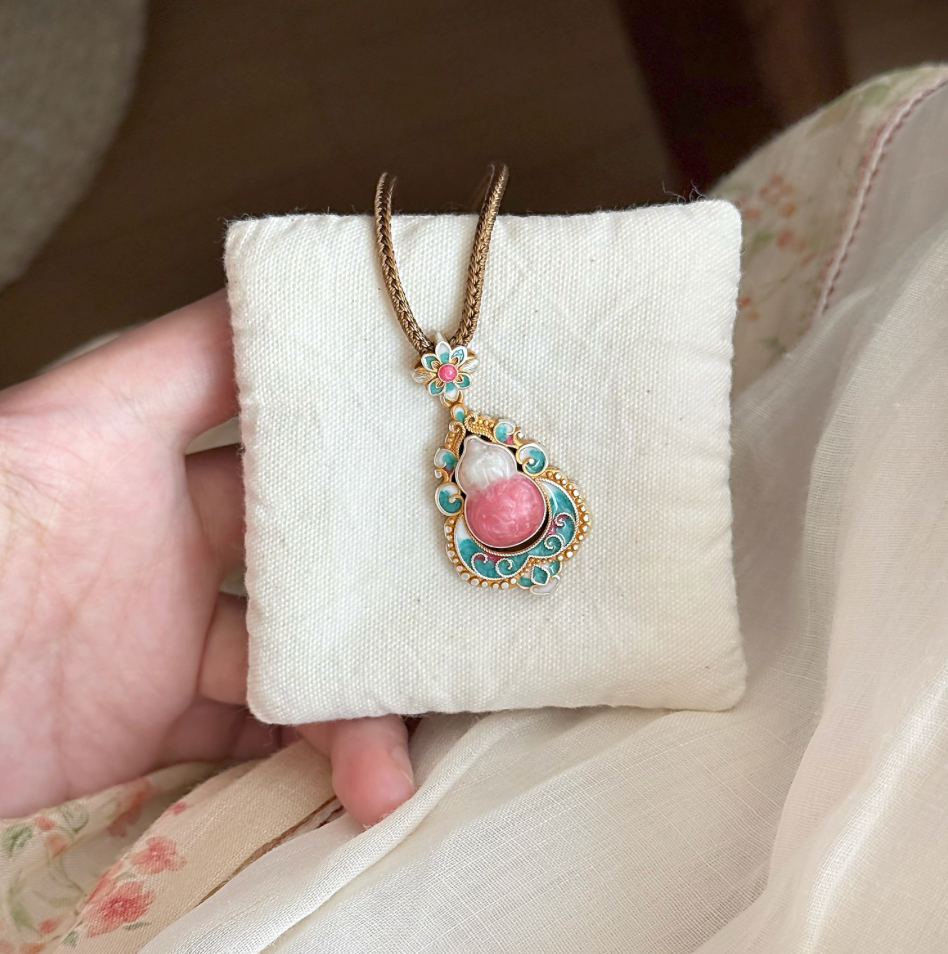 Enamel gourd pendant symbolizing luck and protection, 10g
