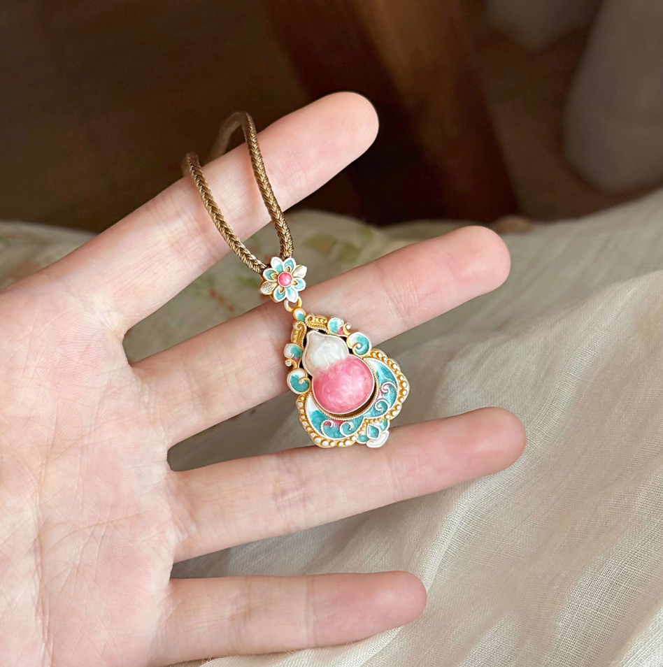 Enamel gourd pendant symbolizing luck and protection, 10g
