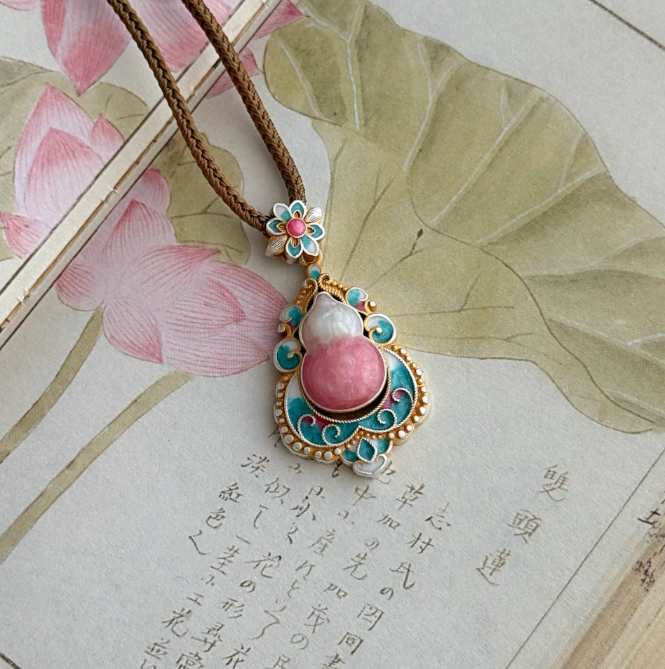 Enamel gourd pendant symbolizing luck and protection, 10g
