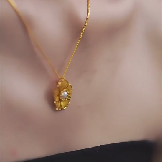 Gold-plated cherry blossom filigree necklaces with freshwater pearl, 19.2mm