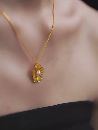 Gold-plated cherry blossom filigree necklaces with freshwater pearl, 19.2mm