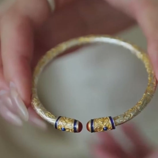 A 31g Chinese enamel jewelry bangle featuring palace-style motifs and solid construction. Adjustable open-cuff design with heirloom-level craftsmanship.
