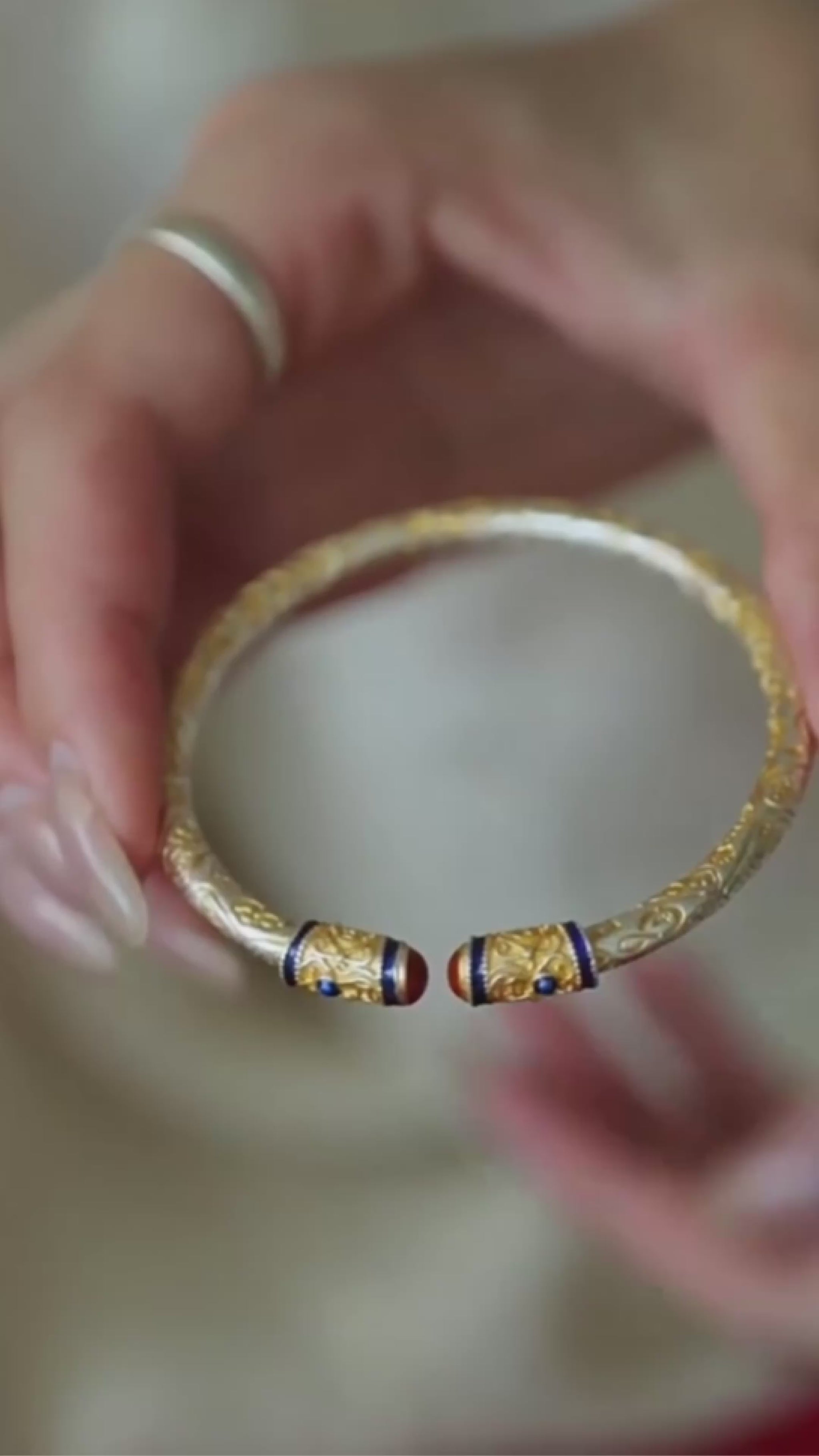 A 31g Chinese enamel jewelry bangle featuring palace-style motifs and solid construction. Adjustable open-cuff design with heirloom-level craftsmanship.
